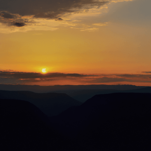 Huikea, valtava maisemakuva elokuvajulisteeseen, joka kuvaa henkeäsalpaavaa auringonlaskua valtavien vuoristojen yllä.
